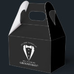 Zwarte bruiloft Tuxedo Suit Groomsman Voorstel Bedankdoosjes<br><div class="desc">Maak uw bruiloft onvergetelijk - Voeg een persoonlijk tintje toe met een groomsman-voorstel en geef geschenkdozen met een smoking-pak en een boeg-stropdas-illustratie met groomsmen-voorstelbericht in een klassiek serif-lettertype.</div>