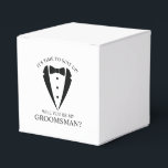 Zwarte bruiloft Tuxedo Suit Groomsman Voorstel Bedankdoosjes<br><div class="desc">Maak uw bruiloft onvergetelijk - Voeg een persoonlijk tintje toe met een groomsman-voorstel voor geschenkdozen met een zwart smoking-pak en een boeg-stropdas-illustratie met groomsmen-voorstelbericht in een klassiek serif-lettertype.</div>