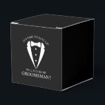 Zwarte bruiloft Tuxedo Suit Groomsman Voorstel Bedankdoosjes<br><div class="desc">Maak uw bruiloft onvergetelijk - Voeg een persoonlijk tintje toe met een groomsman-voorstel en geef geschenkdozen met een smoking-pak en een boeg-stropdas-illustratie met groomsmen-voorstelbericht in een klassiek serif-lettertype.</div>