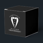 Zwarte bruiloft Tuxedo Suit Groomsman Voorstel Bedankdoosjes<br><div class="desc">Maak uw bruiloft onvergetelijk - Voeg een persoonlijk tintje toe met een groomsman-voorstel en geef geschenkdozen met een smoking-pak en een boeg-stropdas-illustratie met groomsmen-voorstelbericht in een klassiek serif-lettertype.</div>