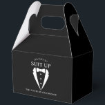 Zwarte bruiloft Tuxedo Suit Groomsman Voorstel Bedankdoosjes<br><div class="desc">Maak uw bruiloft onvergetelijk - Voeg een persoonlijk tintje toe met een groomsman-voorstel en geef geschenkdozen met een smoking-pak en een boeg-stropdas-illustratie met groomsmen-voorstelbericht in een klassiek serif-lettertype.</div>