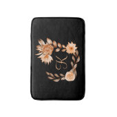 Zwarte, bruine en perzik bloemen met monogram badmat (Voorkant Verticaal)