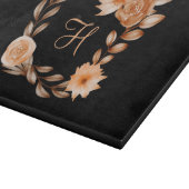 Zwarte, bruine en perzik bloemen met monogram snijplank (Hoek)