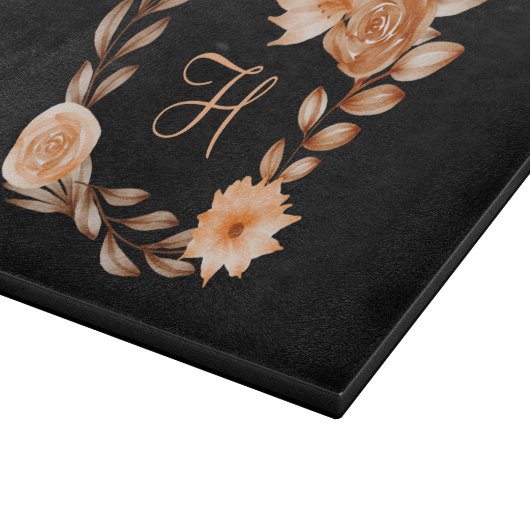 Zwarte, bruine en perzik bloemen met monogram snijplank (Hoek)
