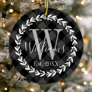 Zwarte Buffalo Plaid Monogram Krans Kerstmis Keramisch Ornament