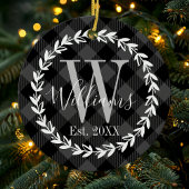Zwarte Buffalo Plaid Monogram Krans Kerstmis Keramisch Ornament