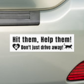 Zwarte bumpersticker met "Raak ze, Help ze!" tekst (Op auto)