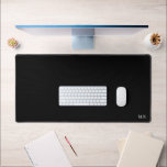 Zwarte Bureaumat met aangepaste monogram initialen<br><div class="desc">Black Desk Mat met custom monogram initialen - minimalistische custom desk mat,  minimalistische persoonlijke grote desk mat,  minimalistische kantoor desk mat,  gepersonaliseerde zwarte desk mat,  plastic computer desk mat,  aangepaste geparafeerde monogram initialen,  voeg uw eigen letters,  gepersonaliseerde monogram tekst,  eenvoudige stijlvol klassiek ontwerp,  cool gewoon donker schrijven esthetisch</div>
