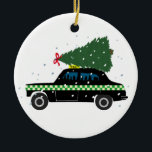 Zwarte Cab Taxi-kerstboom Tekening sneeuw Keramisch Ornament<br><div class="desc">Een zwarte taxichauffeur rijdt naar huis voor Kerstmis,  met een kerstboom,  versierd met een rode kerstboog. Doordacht kerstcadeau voor een taxichauffeur. Das zwarte taxichauffeur,  winterfikse illustratie voor alle taxichauffeurs.</div>