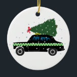 Zwarte Cab Taxi-kerstboom Tekening sneeuw Keramisch Ornament<br><div class="desc">Een zwarte taxichauffeur rijdt naar huis voor Kerstmis,  met een kerstboom,  versierd met een rode kerstboog. Doordacht kerstcadeau voor een taxichauffeur. Das zwarte taxichauffeur,  winterfikse illustratie voor alle taxichauffeurs.</div>