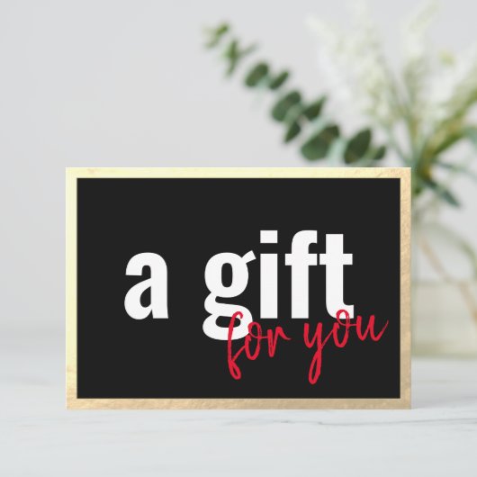 Zwarte cadeaubon uitnodiging met gouden rand (Staand voorkant)