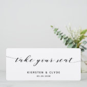 Zwarte Calligraphy Bruiloft Neem Uw Plaats Naamkaa Kaart (Staand voorkant)