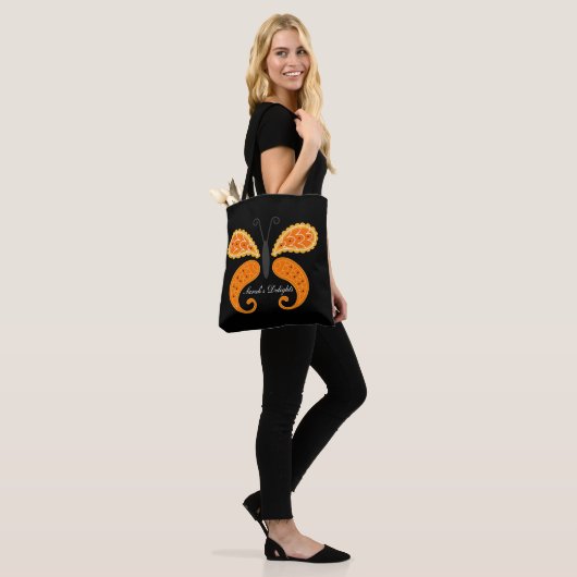 Zwarte canvas tas met vlinder. (Op model)
