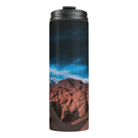 ZWARTE CAR NEAR ROCK FORMATIONS THERMOSBEKER (Voorkant)