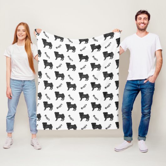 Zwarte Cartoon Pug Dog Met Dog's Naam Patroon Fleece Deken (In situ)
