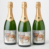 Zwarte Cheers Elegant Calligrafie Foto Sparkling Wijnetiket (Flessen)