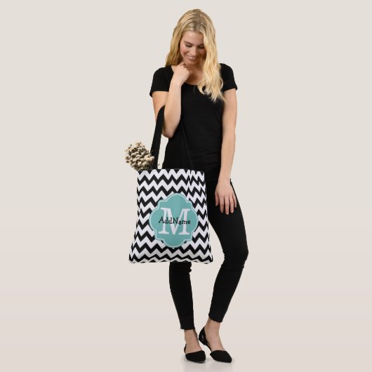 Zwarte Chevron Aqua Monogram & Persoonlijke naam Tote Bag (Op model)