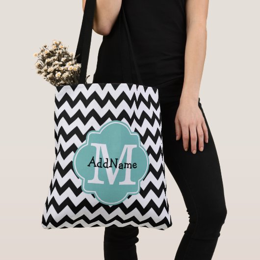 Zwarte Chevron Aqua Monogram & Persoonlijke naam Tote Bag (Dichtbij)