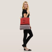 Zwarte Chevron strepen + naam op rood Tote Bag (Op model)