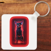 Zwarte Chihuahua danst te midden van neon rood lic Sleutelhanger (Achterkant)