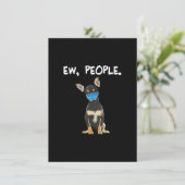 zwarte chihuahua nieuwe hond met gezichtsmasker bedankkaart (Staand voorkant)