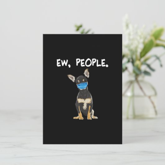 zwarte chihuahua nieuwe hond met gezichtsmasker bedankkaart (Staand voorkant)