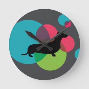 Zwarte dachshund met helder puntratroon ronde klok