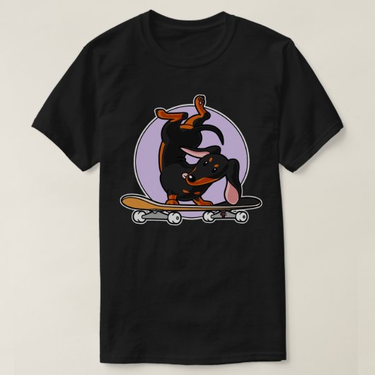 Zwarte Dachshund Wiener Sause Dog op skateboard T-shirt (Design voorkant)