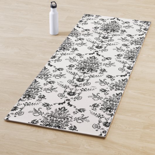 Zwarte Damask op White Yogamat (In situ)