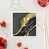 Zwarte damast en gouden fleur de lys servet (Insitu)