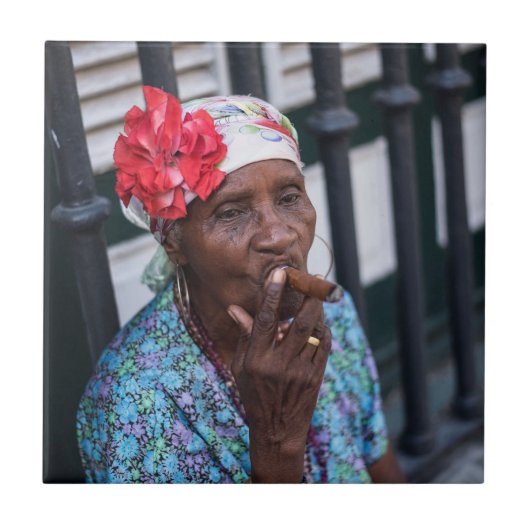 Zwarte dame die een sigaar rookt met een bloem op  tegeltje (Voorkant)