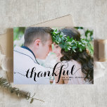 Zwarte Dankbare Moderne Kalligrafie Fotobruiloft Bedankkaart<br><div class="desc">Foto bedankkaart | Bedank familie en vrienden voor het deel uitmaken van uw speciale dag met deze aanpasbare bruiloft bedankkaart. Deze foto bedankkaart is voorzien van moderne kalligrafie. Personaliseer door uw gegevens toe te voegen. Deze foto bruiloft bedankkaart is beschikbaar op andere cardstock. Overeenkomende objecten zijn beschikbaar.</div>