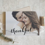 Zwarte Dankbare Moderne Kalligrafie Fotobruiloft Bedankkaart<br><div class="desc">Show uw waardering in stijl met onze elegante, aanpasbare foto bruiloft bedankkaart, prominent met het woord "dankbaar" in verbluffende moderne kalligrafie. Deze kaart combineert prachtig persoonlijke accenten met een verfijnd ontwerp, waardoor het de perfecte manier is om je dankbaarheid aan je gasten uit te drukken. Personaliseer de kaart met uw...</div>