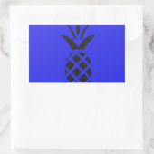 Zwarte dennenappel in blauw rechthoekige sticker (Tas)