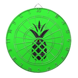 Zwarte dennenappel in het groen dartbord