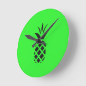 Zwarte dennenappel in het groen ronde klok (Hoek)