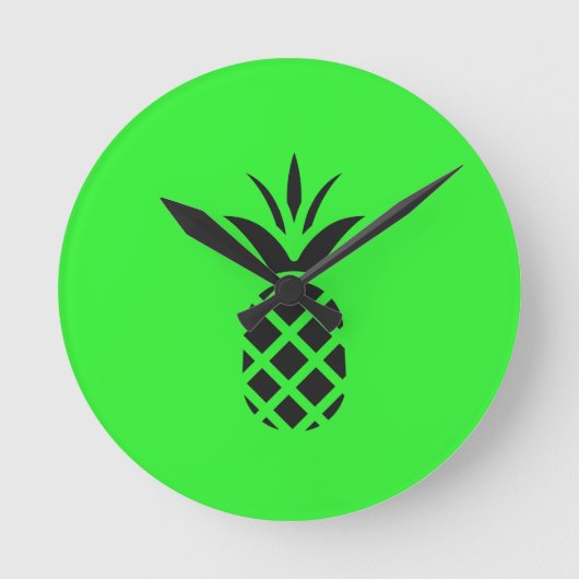 Zwarte dennenappel in het groen ronde klok (Voorkant)