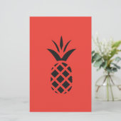 Zwarte dennenappel in het rood briefpapier (Staand voorkant)