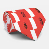 Zwarte dennenappel in het rood stropdas (Opgerold)
