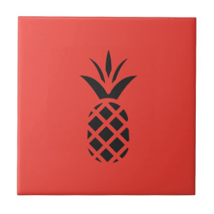 Zwarte dennenappel in het rood tegeltje