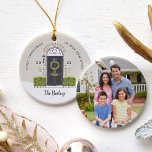 Zwarte deur Eerste Kerstmis in ons nieuwe huis Keramisch Ornament<br><div class="desc">Viel je eerste kerstfeest in je nieuwe huis met dit mooie ornament op vakantie met een hand getekende voordeur in het zwart, voorzien van een vakantiedop. Geef de deur een persoonlijk tintje met je huisnummer en voeg dan het jaar en je familienaam toe. Voltooi het ontwerp met een foto van...</div>
