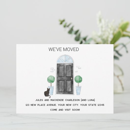 Zwarte Deur en Kat We hebben Verhuisd Nieuw Huis Aankondiging (Staand voorkant)