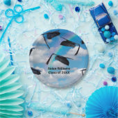 Zwarte dop in de lucht met regenboog papieren bordje (Feest)