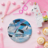 Zwarte dop in de lucht met regenboog papieren bordje (Feest)