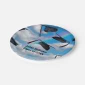 Zwarte dop in de lucht met regenboog papieren bordje (Gekanteld)