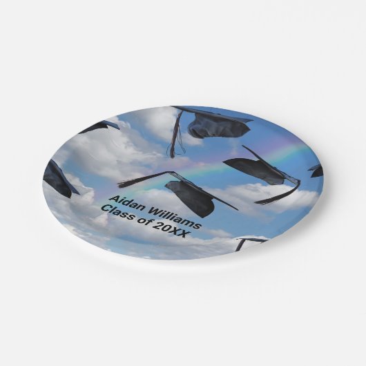 Zwarte dop in de lucht met regenboog papieren bordje (Gekanteld)