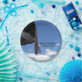 Zwarte dop voor graduatie in de lucht papieren bordje (Feest)