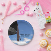 Zwarte dop voor graduatie in de lucht papieren bordje (Feest)