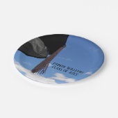 Zwarte dop voor graduatie in de lucht papieren bordje (Gekanteld)