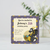 Zwarte draak cartoon geboortedag print uitnodiging (Staand voorkant)